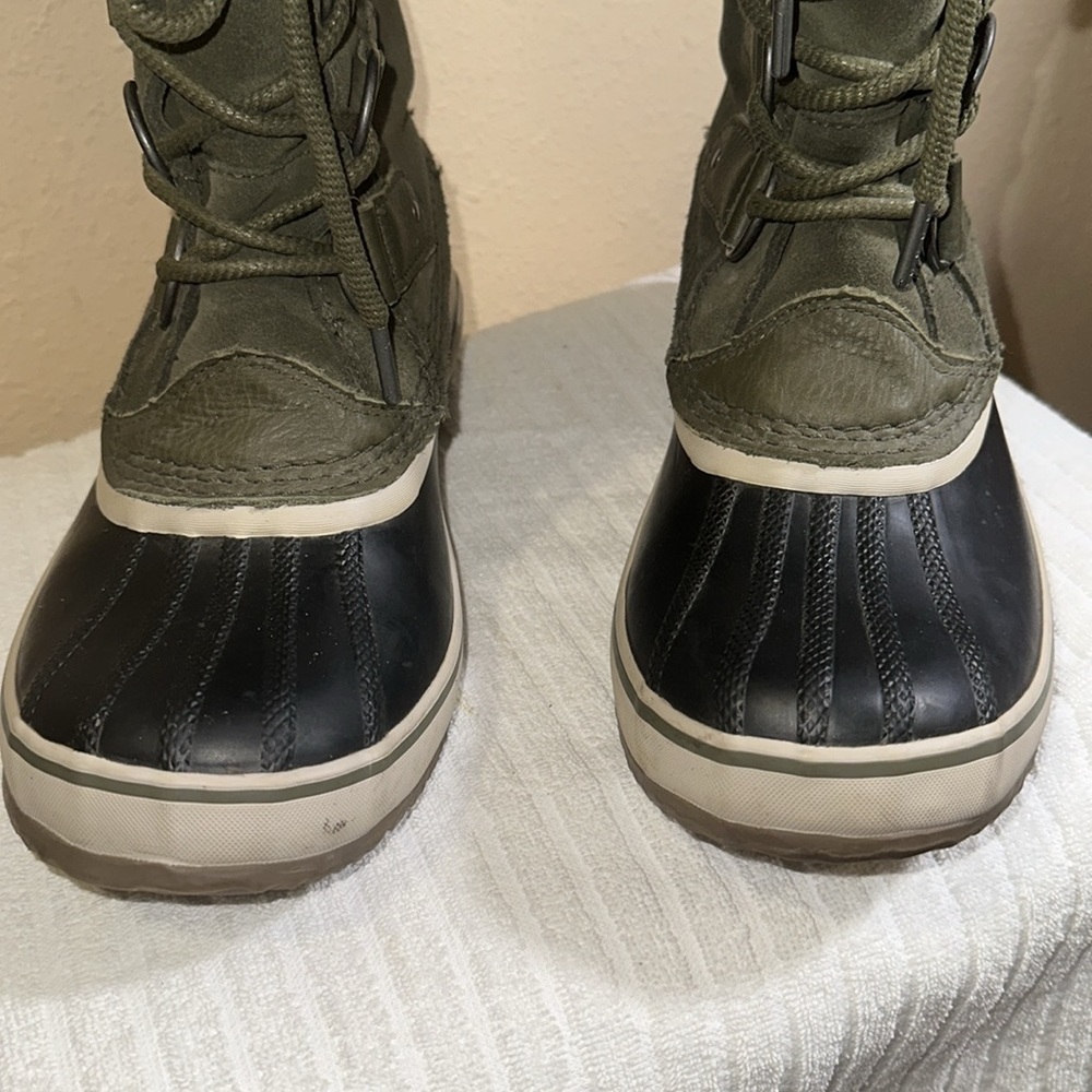 Sorel boots size 8 - Picture 2 of 9